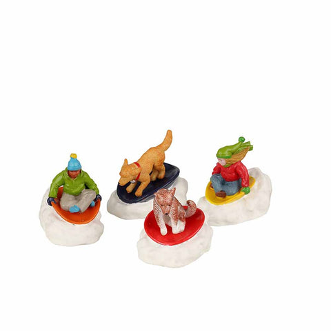 LEMAX Set 4 personaggi con slittini "Dog Snow Saucer Fun" per il tuo villaggio di natale
