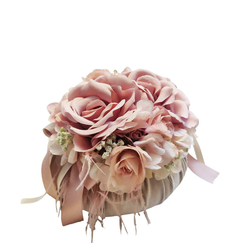 FIORI DI LENA Puffo Pouf in velluto avorio con due rose, ortensie e piume Ø18 H14 cm