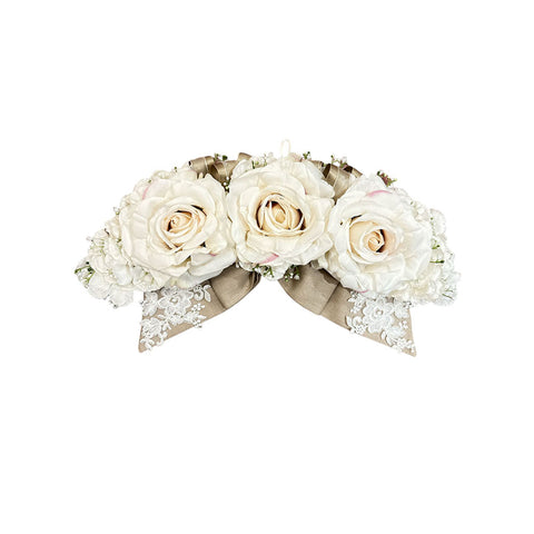 FIORI DI LENA Fuoriporta con 3 rose , ortensie, fiocco in lino con applicazioni in pizzo L 47 cm