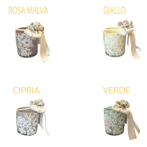 FIORI DI LENA Vasetto in vetro con candela decorato con pizzo , fiocco , roselline in porcellana Made in italy 4 varianti H 8 Ø 7 cm