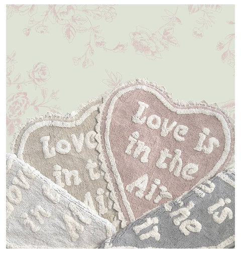 L'ATELIER 17 Tappeto a forma di cuore per bagno, tappetino antiscivolo spray latex con frase e crochet in puro cotone "Love is in the air" Shabby Chic 60x65 cm 5 varianti