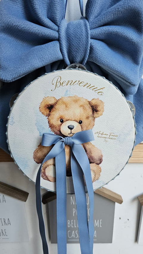 Madame Fioccò Fiocco Nascita azzurro con tamburello orsetto "Tenerezza di Teddy" L30xH30 cm