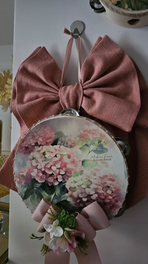 Madame Fioccò Fuoriporta Fiocco rosa con tamburello e fiori "Carezza di Primavera" L19xH30 cm