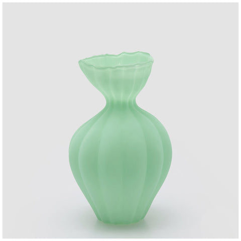Edg Enzo de Gasperi Vaso Flow Sinuoso in vetro opaco verde da interno D19.5xH30.5 cm - Angelica Home Stabia