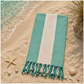 Asciugamano mare a righe turchese e bianco con frange, ideale per spiaggia e relax estivo