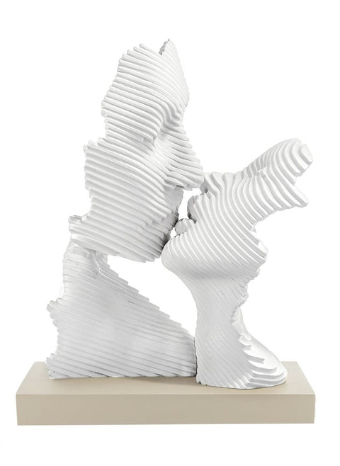 Figurine Bongelli Preziosi représentant un couple stylisé s'embrassant, noisette/blanc, 15 x H 29 cm