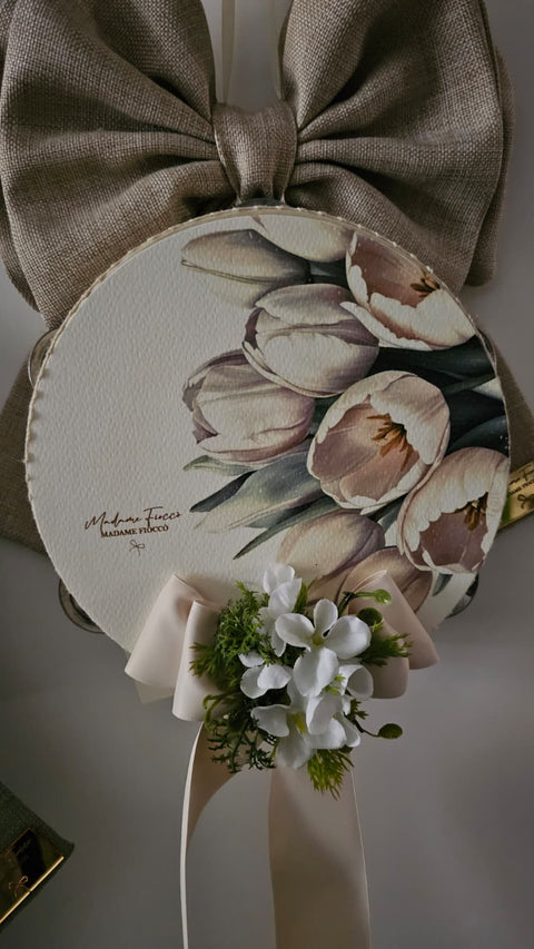 Madame Fioccò Fuoriporta Fiocco beige con tamburello e fiori "Sogno di Primavera" L35xH30 cm