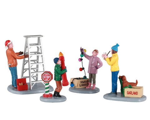 LEMAX Set 4 personaggi Preparativi per il Natale "Getting Ready To Decorate" H7.5 cm