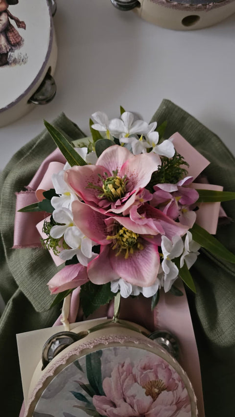 Madame Fioccò Fuoriporta Fiocco verde con tamburello e fiori "Fior di Seta" L36xH50 cm