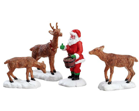 LEMAX Set 4 Personaggi Renne con Babbo Natale "Santa Feeds Reindeer" H7 cm