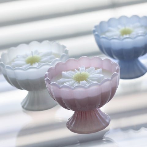 Hervit Candela Daisy bianca profumazione J'Adore D9xH8 cm