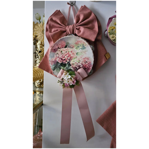 Madame Fioccò Fuoriporta Fiocco rosa con tamburello e fiori "Carezza di Primavera" L19xH30 cm
