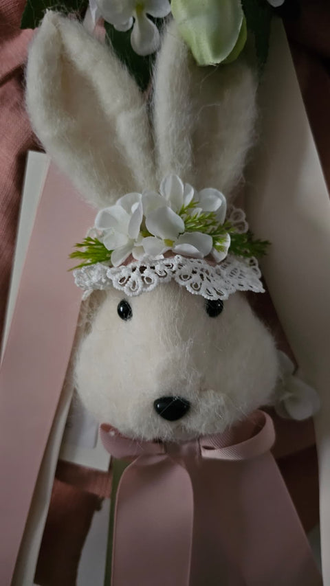 Madame Fioccò Fiocco rosa Coniglio pasquale con fiori e pizzo "Sognatore" L35xH50 cm