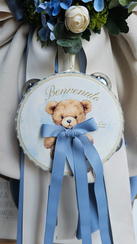 Madame Fioccò Fiocco Nascita azzurro/crema + tamburello "Tenerezza di Teddy" L38xH50 cm