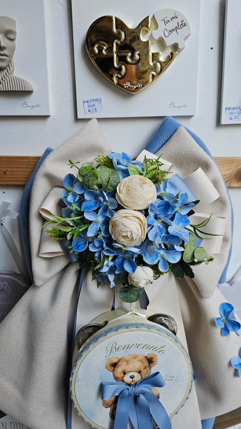Madame Fioccò Fiocco Nascita azzurro/crema + tamburello "Tenerezza di Teddy" L38xH50 cm