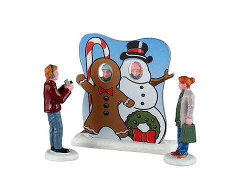 LEMAX Set 3 Personaggi foto natalizia "Frosty Photo Op" H8.3 cm