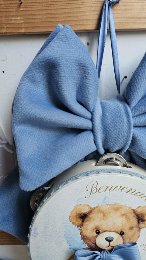 Madame Fioccò Fiocco Nascita azzurro con tamburello orsetto "Tenerezza di Teddy" L30xH30 cm
