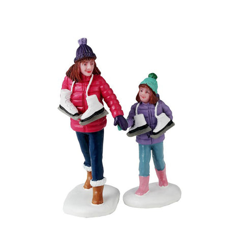 LEMAX Lot de deux personnages en résine "Skating Sisters" H7,2 x 4,8 x 2,2 cm