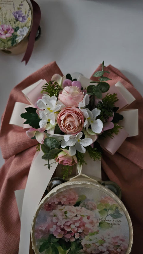 Madame Fioccò Fuoriporta Fiocco rosa con tamburello e fiori "Carezza di Primavera" L40xH50 cm