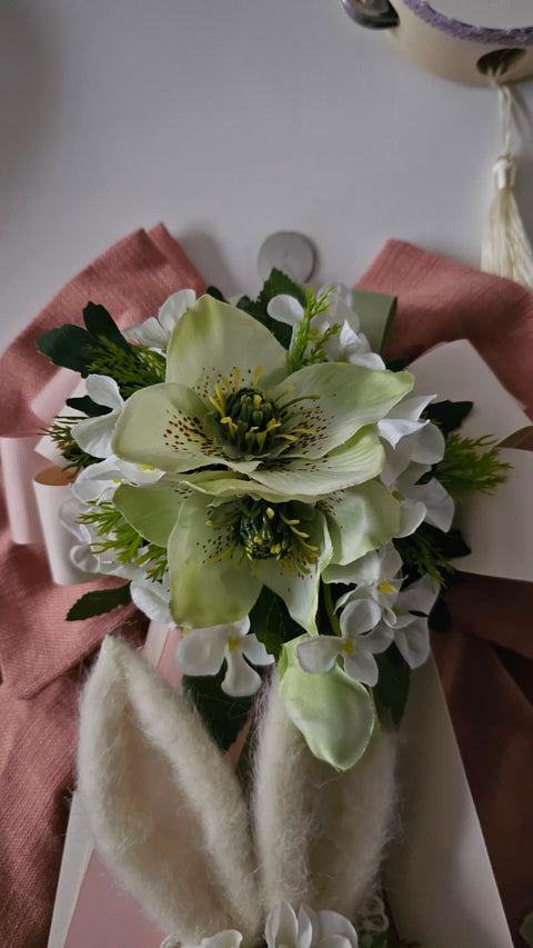 Madame Fioccò Fiocco rosa Coniglio pasquale con fiori e pizzo "Sognatore" L35xH50 cm