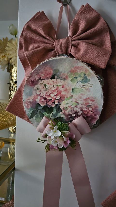 Madame Fioccò Fuoriporta Fiocco rosa con tamburello e fiori "Carezza di Primavera" L19xH30 cm