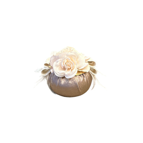 FIORI DI LENA Pouf en soie rose antique avec 3 roses, hortensias, plumes et eucalyptus doré ELEGANCE 100% made in Italy Ø 7 cm