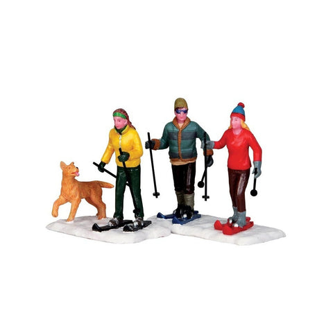 LEMAX Build your village set figurines skieurs avec chien 14,5x4,5x7,5hcm