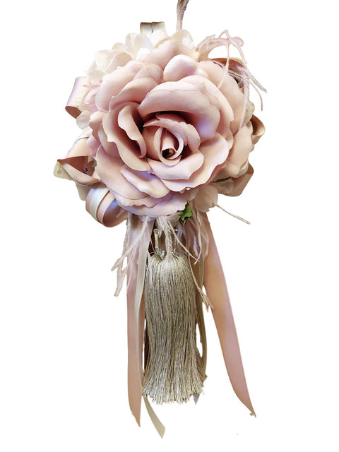 FIORI DI LENA Pompon gris tourterelle orné de bijou, hortensia rose et plumes à suspendre H32 cm