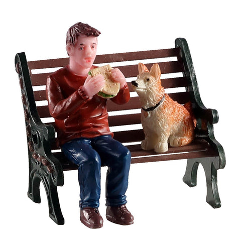 LEMAX Figurine homme mangeant avec chien pour village de Noël polyrésine H4,8
