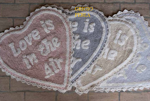 L'ATELIER 17 Heart-shaped rug for bathroom, non-slip latex spray mat with phrase and pure cotton crochet "Love is in the air" Shabby Chic 60x65 cm 5 variants