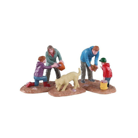 LEMAX Set of 3 character figurines Looking for shells in polyresin 02946