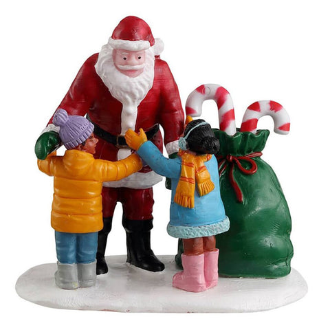 LEMAX Père Noël avec enfants et cadeaux "Santa Gets A Hug" en résine