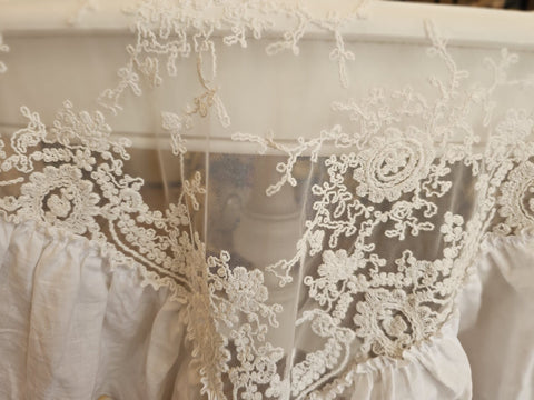 Charming table cover in natural linen blend with lace and ruffles "Mariant" 180x180 cm