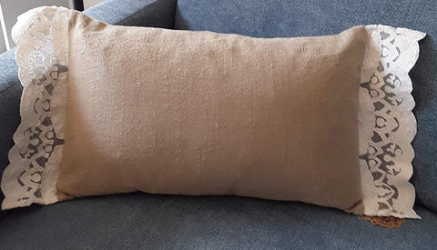 BLANC MARICLO' Rectangular decorative cushion with beige cotton lace borders 30x50 cm