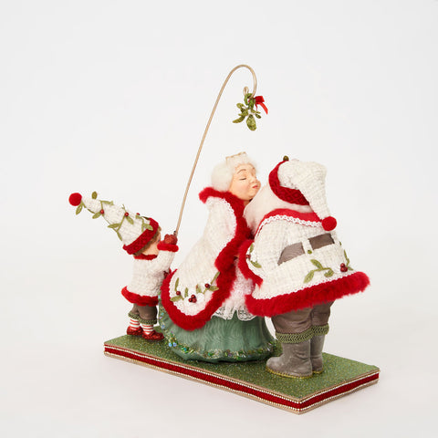 GOODWILL Christmas figurine Santa Claus and Mother Claus under the mistletoe in resin