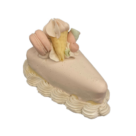 NAMI'S DESSERTS Tranche de gâteau artificiel avec gelée et macaron 12x9x6 cm