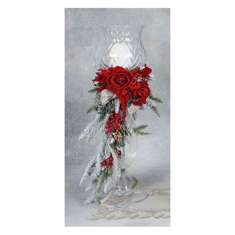Fiori di Lena Coppa portacandela in vetro con rose rosse, pino e bacche H75 cm