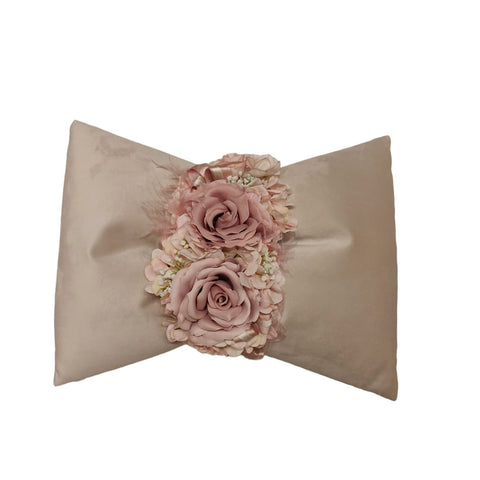 FIORI DI LENA Beige decorative velvet cushion in the shape of a bow with two roses 45x35 cm