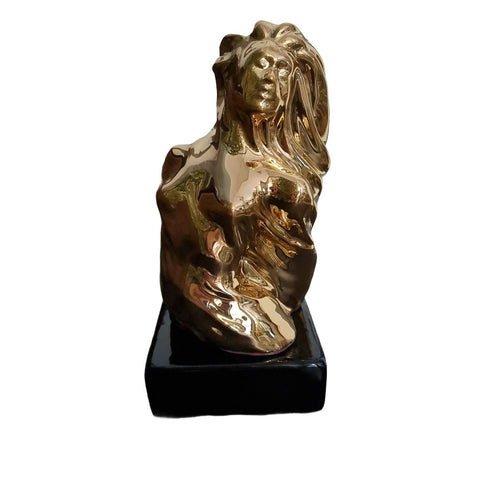 AMAGE Statua “Perseveranza” colore oro in porcellana lucida 19x9x9 cm