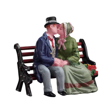 LEMAX Lovers on the Bench "The kiss" in Caddington Village resin