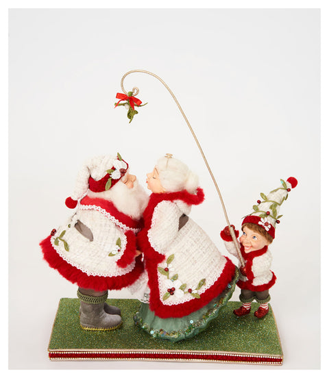 GOODWILL Christmas figurine Santa Claus and Mother Claus under the mistletoe in resin